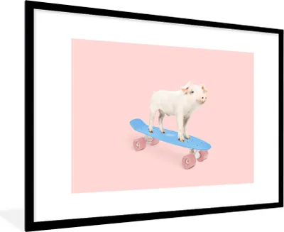 Produktbild von MuchoWow® Gerahmtes Poster Schwein - Rosa - Skateboard - Blau - Tiere 90x60 cm - Poster mit Schwarzem Bilderrahmen Wandposter Rahmen Foto Bilder - Wanddekoration - Fotos