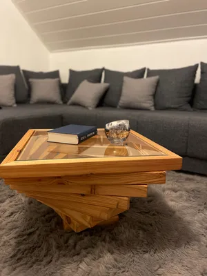 Productafbeelding van Salontafel van lariks met een 1 cm dikke veiligheidsglasplaat