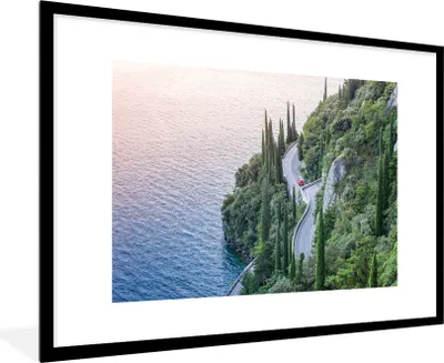 Produktbild von MuchoWow® Gerahmtes Poster Gardasee - Straße - Berge 90x60 cm - Poster mit Schwarzem Bilderrahmen Wandposter Rahmen Foto Bilder - Wanddekoration - Fotos