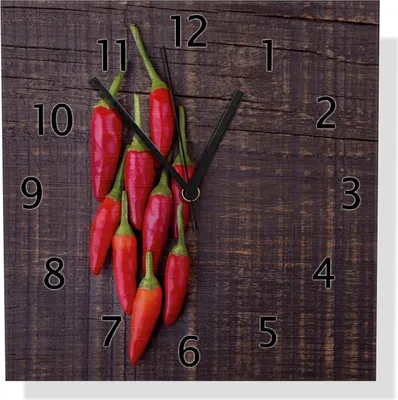 Produktbild von Wallario Design Wanduhr Rote Paprikaschoten auf einem dunkelbraunem Holzbrett aus Aluverbund, Größe 30 x 30 cm