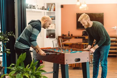 Produktbild von Bandito Tischkicker Winever, Tischfußball für Kinder und Erwachsene, stabiler Tischfußball, 25 kg Kickertisch, Kicker für Einsteiger, Fußball Spieltisch, inkl. Bälle, robuste Figuren, braun