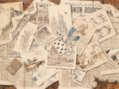 Produktbild von Zeitungen Kunstdruck Bild - Französische Zeitungs-Collage Mit Postkarten, Vintage Style (60 x 80 cm)