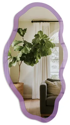Produktbild von Asymmetrischer Wandspiegel mit Druck – 90x45 cm – unregelmäßige organische Form – moderner Dekospiegel – für Wohnzimmer, Flur und Schlafzimmer - Violett, KI-generiertes Bild