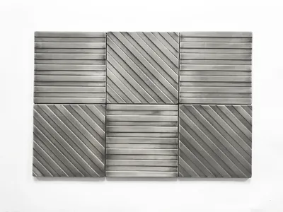 Imagen del producto de CopperAndCraft: Rejillas metálicas decorativas tipo "Stripes" – 6 baldosas decorativas de acero inoxidable, hechas a mano, de 20x30 cm