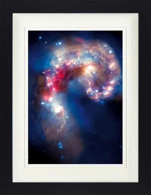 Zdjęcie produktu dla Kosmiczny obraz w ramie z eleganckim passepartout | Wall Art | In Picture Frame - Merging Antennae Galaxies (40 x 30 cm)
