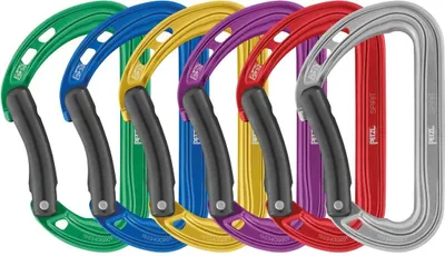 Sechs bunte Petzl Spirit-Karabiner mit schwarzem Verschlussmechanismus in verschiedenen Farben angeordnet