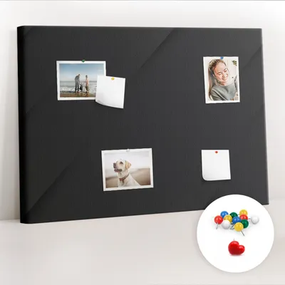 Obrázek produktu pro Korková nástěnka s kolíčky - Tabule s kolíky pro fotografie a poznámky - 100x70 cm - Připínáčky barevné 100 kusů - Tmavý vzor na stěně