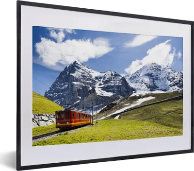 Produktbild von MuchoWow® MuchoWow® Gerahmtes Poster Ein roter Zug mit Bergen im Hintergrund 40x30 cm - Poster mit zchwarzem Bilderrahmen - Bilderrahmen - Poster im Rahmen