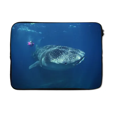 Produktbild von MuchoWow® Laptop Hülle 13 Zoll Ein Walhai mit Taucher Laptoptasche - Laptophülle - Sleeve - Rundumschutz