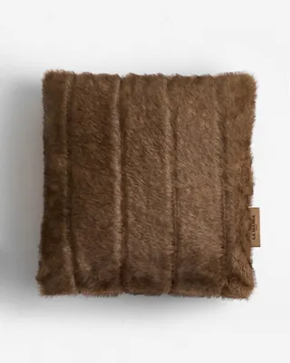 Produktbild von Weiches Kissen Otero im Design von natürlichem Fell mit dekorativen Reliefstreifen