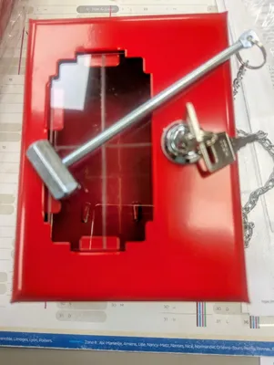 Immagine prodotto di Cassetta portachiavi con vetro, rompitelo e 2 chiavi, con serratura, taglia M