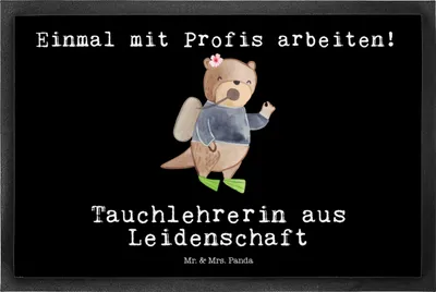 Produktbild von Mr. & Mrs. Panda fußmatte Tauchlehrerin Leidenschaft 50 x 75 cm - Schwarz - Geschenk, Türmatte, bodenmatte, Fußabtreter, Gummi-Fußmatte, Schmutzfangmatte