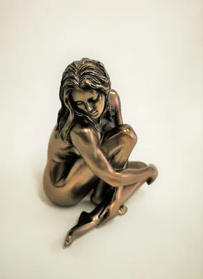 Image de Sculpture : Femme, numéro 75077. Bronze et résine. 12 cm