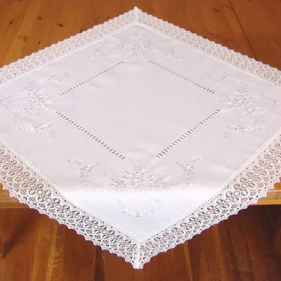 Produktbild von Tischdecke CORA Spitze & Stickerei Landhausstil Polyester 85 x 85 cm
