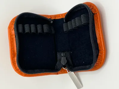 Produktbild von Hausapotheke 10 Globuli Gläser Leder (ohne Gläser) | Mini | OMEO® orange