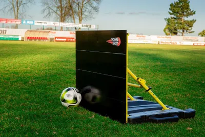 Produktbild von Fußball Rebounder - zweiseitig: 1 gerade Seite + 1 gebogene Seite - 1 x 0,75m - einfaches Transport !