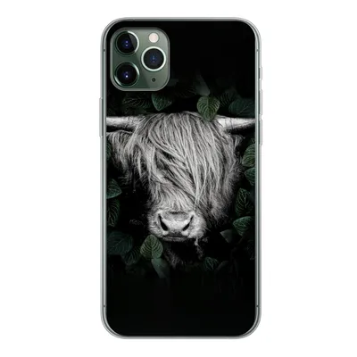 Produktbild von MuchoWow® Handyhülle Schutzhülle Hülle für iPhone 11 Pro Max Schottischer Highlander - Blätter - Porträt Silikon Softcase Handy Hülle - Schutz