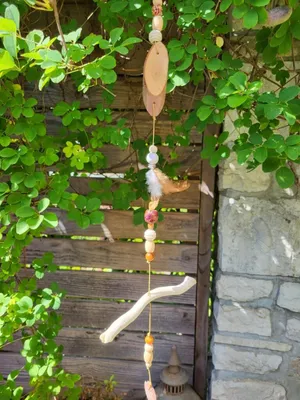 Productafbeelding van Boho-hanger, model A, gemaakt van drijfhout, met veren