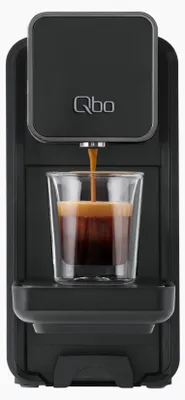 Produktbild von Tchibo Qbo ONE Premium Kapselmaschine inkl. 16 recyclebaren Qbo Kaffeekapseln für Espresso, Caffè Crema und Caffè Grande, hochwertiges, kompaktes, innovatives Design, Soft Black