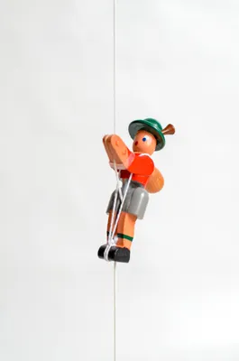 Zdjęcie produktu dla Drewniana zabawka do wspinaczki Alpinista czerwony Wysokość = 6,5 (lina wspinaczkowa ok. 45 cm) cm NOWA