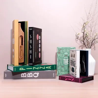 Produktbild von Aperitif-Set in Buchform aus Holz mit Schneidemesser und Servierbrett