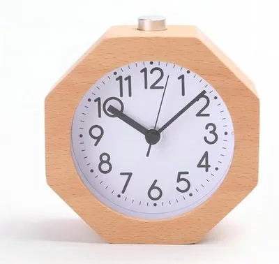 Produktbild von Holz-analoge Wecker mit LED-Anzeige ohne Tick, mit arabischen Ziffern, Weckerlicht mit Nachtmodus auf Batterien, einstellbar für Kinder, geeignet für Jungen und Mädchen, gelb.