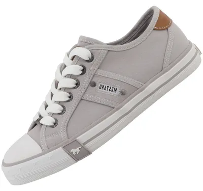 Der Schuh hat eine graue Farbe und besitzt eine sportliche Ausstrahlung. Er ist von der Seite zu sehen und zeigt sowohl die Schnürung als auch die profilierte Sohle.