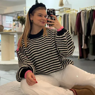 Produktbild von Pullover mit Streifen "Nane" Schwarz, Damenpullover, Rundkragen, leicht oversize, für Frauen Pullover, Sweatshirt für Damen, Oversize Winterpullover