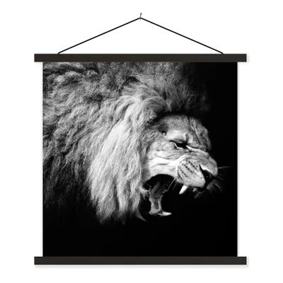 Produktbild von MuchoWow® Textilposter Löwe - Porträt - Schwarz - Weiß - Tiere 90x90 cm mit schwarzem Rahmen - Magnetisches