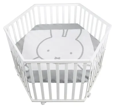 Obrázok produktu pre Detský ohradník „miffy®“ od spoločnosti roba, šesťuholníkový, 3-stupňovo výškovo nastaviteľný, vrátane ochranného vložky a brzdových koliesok, drevo biele