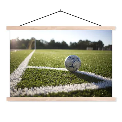 Produktbild von MuchoWow® Textilposter Der Ball ist auf der Eckstoßlinie 120x80 cm mit holzfarbenen Rahmen - Aufhängeset
