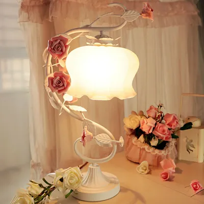 Zdjęcie produktu dla Dekoracyjna lampa stołowa z różą Lampa nocna z różą Ręcznie wykonana ceramiczna lampa stołowa
