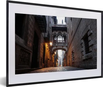 Produktbild von MuchoWow® MuchoWow® Gerahmtes Poster Barcelona - Straße - Licht 60x40 cm - Poster mit zchwarzem Bilderrahmen - Schlafzimmer - Plakat in Rahmen - Drucken