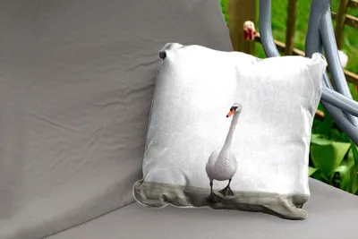 Produktbild von MuchoWow® Outdoor Kissen - Schwan - Tiere - Vogel - Jungen - Mädchen - Kinder - 50x50 cm - Wetterfest - Lounge Kissen - Komfortabel - Kissen mit Bild