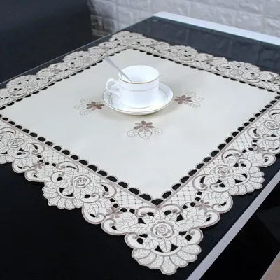 Obrázek produktu pro Bílá ubruska s vyšívanou krajkou, květinový motiv, satén, 60 x 60 cm