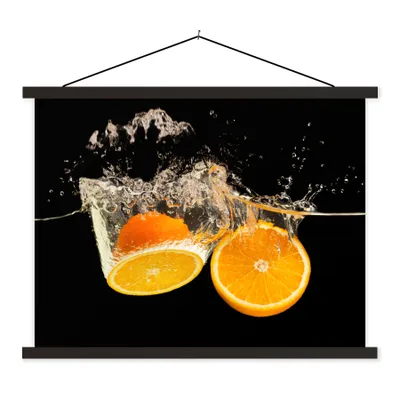 Produktbild von MuchoWow® Textilposter Orange - Stillleben - Wasser - Schwarz - Obst 150x113 cm mit holzfarbenen Rahmen - Poster