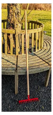 Produktbild von Gartenrechen mit 12 Zinken aus Metall und Holzstiel, 28 cm