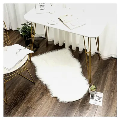 Produktbild von Kunstfell Teppich Weiß 40x60 cm Waschbar, Flauschiger Kunstfell Teppich für Wohnzimmer, Schlafzimmer und Kinderzimmer, Haustierfreundlich