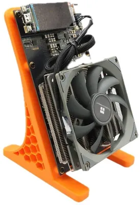 Immagine prodotto di NerdQaxe++ – Supporto e spina UE inclusi – Bitcoin Miner da 4,8 TH/s – Solo Miner – Arancione