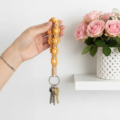 Produktbild von 2 Blumen-Schlüsselanhänger für Damen, kurze Schlüsselbänder mit gehäkelten Blumen, Boho-Taschenanhänger aus Makramee