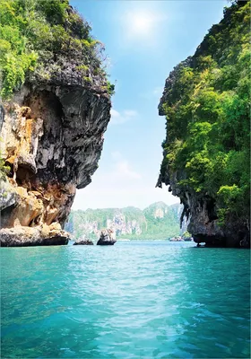 Produktbild von Wallario selbstklebendes Poster - Felsenschlucht am Meer in Thailand, Größe: 70 x 100 cm