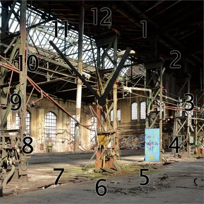 Produktbild von Wallario Design Wanduhr Verlassene Industriehalle - Alte Fabrik aus Echtglas, Größe 30 x 30 cm