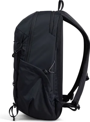 Schwarzer Rucksack "24/7 365 U18" von Berghaus; seitliche Ansicht; geeignet für Multifunktionsnutzung.