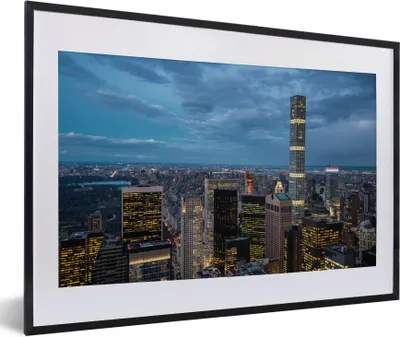 Produktbild von MuchoWow® Gerahmtes Poster Wolkenkratzer - Nacht - Architektur - New York 60x40 cm - Poster mit Schwarzem Bilderrahmen Wandposter Rahmen Foto Bilder - Schlafzimmer - Plakat in Rahmen - Drucken