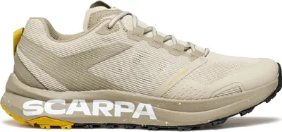 Beige Trailrunning-Schuhe für Herren von Scarpa mit gelben Akzenten und rutschfester Sohle.