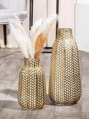 Immagine prodotto di Azomor Questo grande vaso decorativo color oro offre un look moderno ed elegante