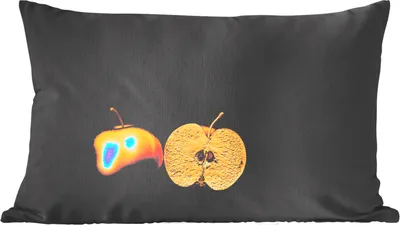 Produktbild von MuchoWow® Zierkissen Sofakissen Wohnzimmer Dekokissen 50x30 cm Stilleben mit einem goldenen Apfel auf schwarzem Hintergrund - Wohnzimmerdekoration - Polster mit Photo