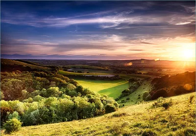 Produktbild von Wallario Fototapete Vliestapete, seidenmatte Oberfläche, einfache Verarbeitung, Größe 200 x 140 cm, Motiv Farbenfroher Sonnenuntergang in England