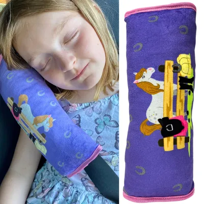 Obrázok produktu pre HECKBO vankúšik na bezpečnostný pás pre deti s koňom a farmárskym motívom – do auta, suchý zips, prateľný, 30 × 12 cm