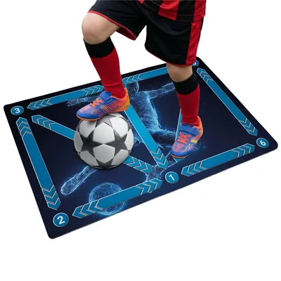 Produktbild von Fußball Trainingsmatte - 90x60 cm - Blauer Fußballer - Training Kinder - Rutschfeste Matte für Ballkontrolle - Kickmatte - Techniktrainer